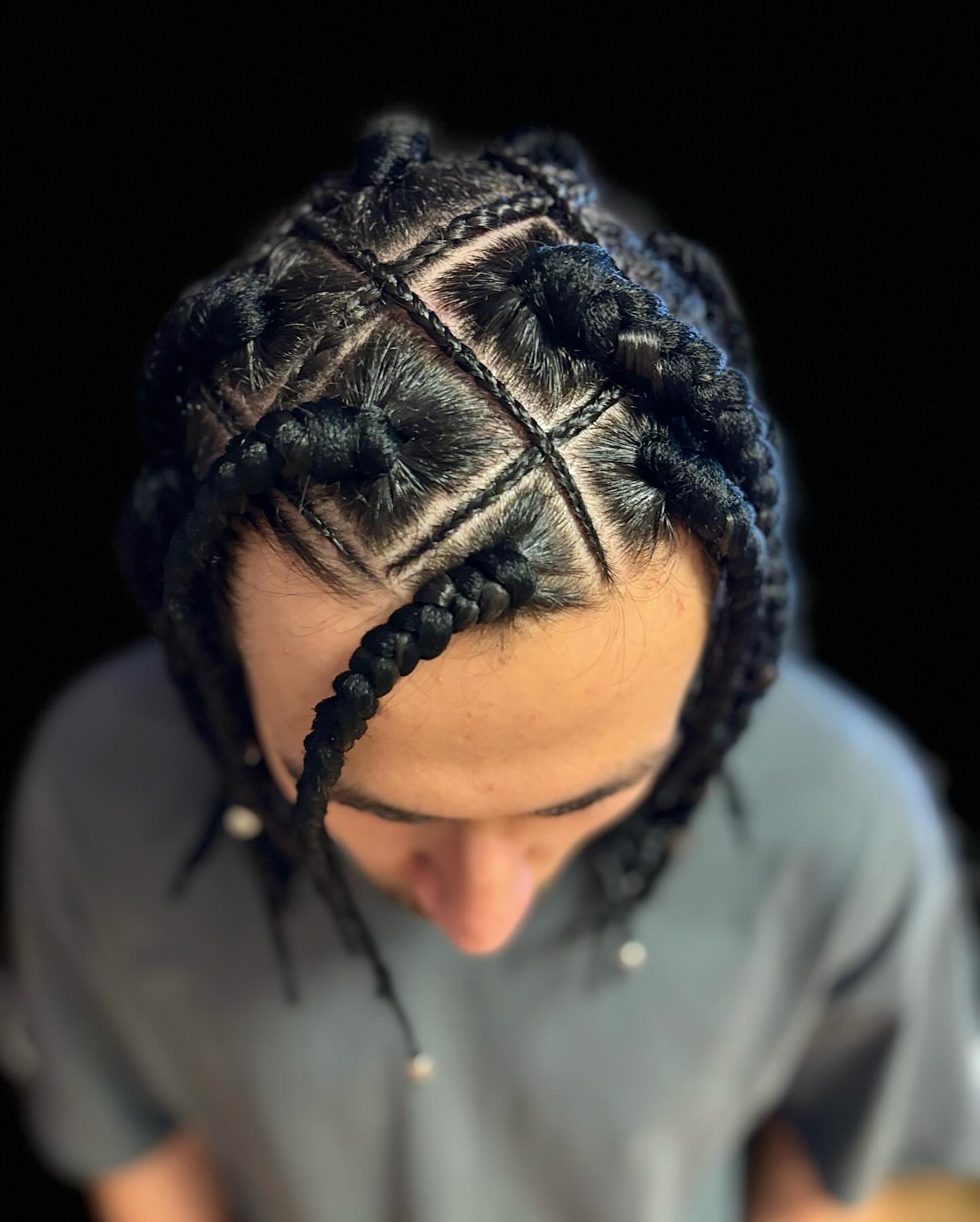 Barber & Braider práca — zapletanie vlasov